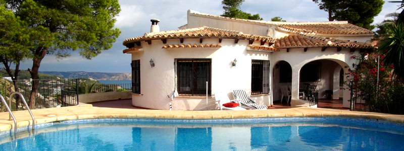 Blick vom Pool auf das Haus. Im Hintergrund sehen Sie den Montgó und die Bucht von Javea