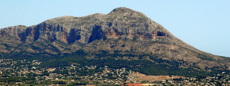 Bekannt als das Wahrzeichen der Region: Der Berg Montgó