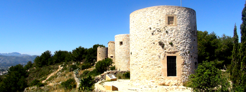 "La Moulins": Historische Mühlen am Montgó, die besichtigt werden können.