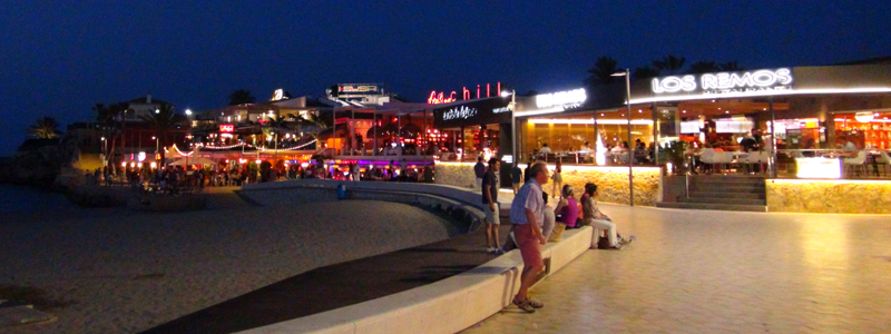 Blick auf zahlreiche Bars und Restaurants in El Arenal (Javea)